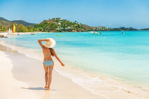 海滩旅行女游客身穿比基尼，戴着海滩帽，在豪华的加勒比海游轮目的地安提瓜岛上散步，在Jolly海滩无忧无虑地度假。旅行度假的女孩游泳模型 — 图库照片