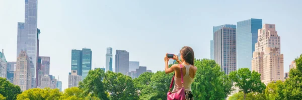 Il turista di New York scatta foto con telefono di NYC Skyline di grattacieli edifici torri in vacanza estiva viaggio panoramico banner sfondo — Foto Stock