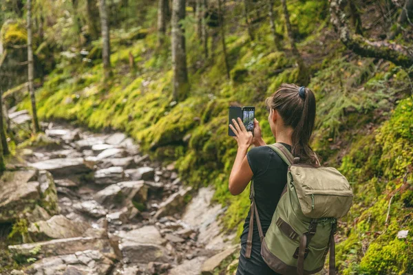 Caminhante menina turista tirar foto com telefone móvel de trilha na natureza floresta caminhadas em Quebec ao ar livre outono outono temporada, Canadá estilo de vida de viagem. Mulher andando com mochila — Fotografia de Stock