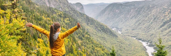 秋のパノラマバナーを楽しみながら、気楽に幸せを広げてオープン腕を持つ幸せなハイキング旅行の女性背景 — ストック写真