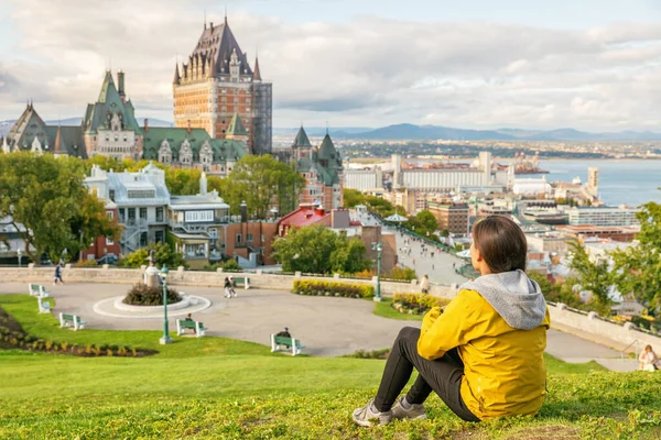 Kanada Quebec 'te seyahat eden turist, arka planda Chateau Frontenac kalesi ve St. Lawrence nehri manzarasının keyfini çıkarıyor. Sonbaharda seyahat eden tatilciler yaşam tarzı — Stok fotoğraf