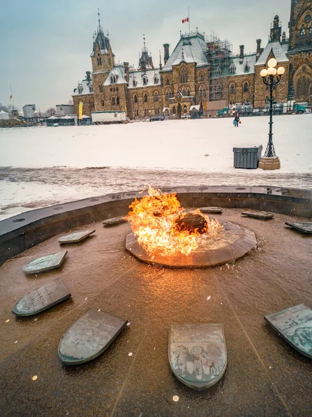 Fiamma centenaria sulla collina del parlamento a Ottawa, Ontario, Canada, che commemora il centesimo anniversario del Canada come Confederazione. Destinazione di viaggio invernale, capitale. Foto del cellulare — Foto Stock