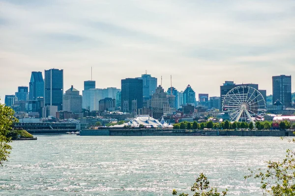 Montreal skyline city background travel tourist summer vacation cityscape, Québec, Canada. Vue du Vieux-Port contre les gratte-ciel et la montagne du Mont Royal — Photo