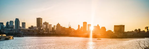 Skyline de la ville de Montréal au coucher du soleil bannière vue arrière-plan du centre-ville du vieux port, panorama du port. Destination estivale, Canada, Amérique du Nord — Photo