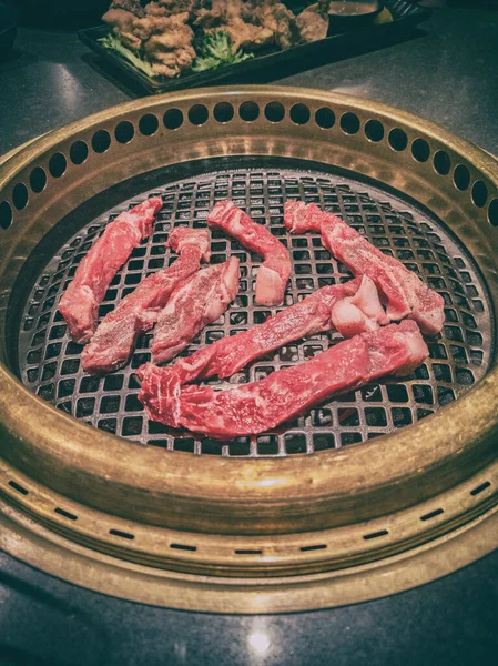 Japanse BBQ restaurant barbecue grill bovenaanzicht van tafel grillen yakiniku van rauwe steak vlees premium snijdt. Japan cultuur eetervaring koken — Stockfoto