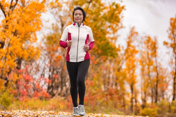 Edad media mujer madura corriendo estilo de vida saludable —  Fotos de Stock