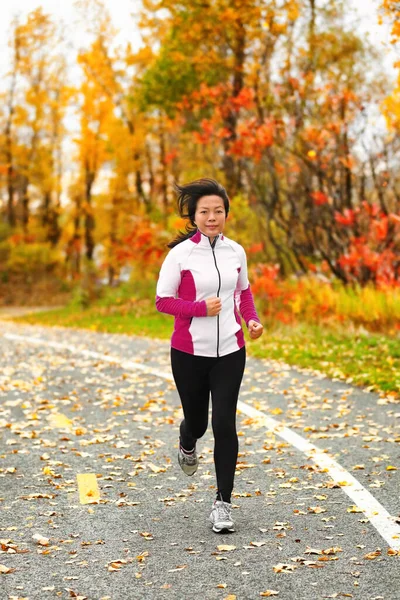 Idade média maduro mulher asiática saudável correr jogging — Fotografia de Stock