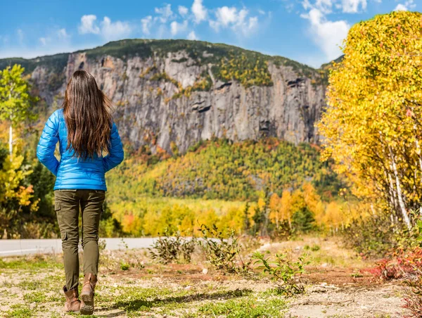 秋の山旅行観光の女性歩く — ストック写真