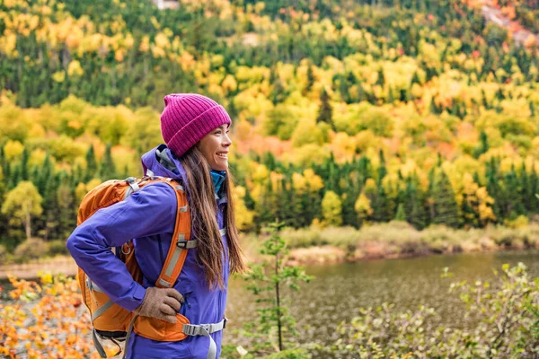 Jesienna wycieczka podróży kobieta turystyka w przyrodzie — Zdjęcie stockowe