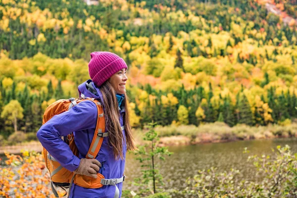 Caminata de otoño mujer de viaje senderismo en la naturaleza — Foto de Stock