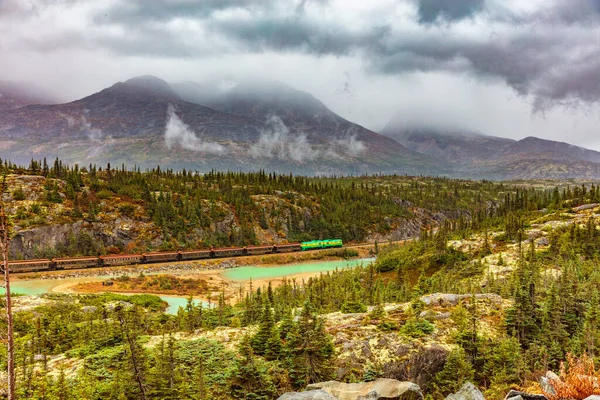 Alaska rejs wycieczka w Skagway - White pass i pociąg kolejowy Yukon - malowniczy przejazd przez krajobraz przyrody. — Zdjęcie stockowe