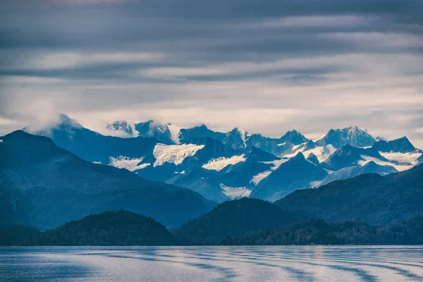 Alaska dzika przyroda o zmierzchu krajobraz krajobraz krajobrazy z rejs statek wakacje w wewnątrz przejścia, atrakcja turystyczna, podróże USA, Stany Zjednoczone Ameryki. — Zdjęcie stockowe