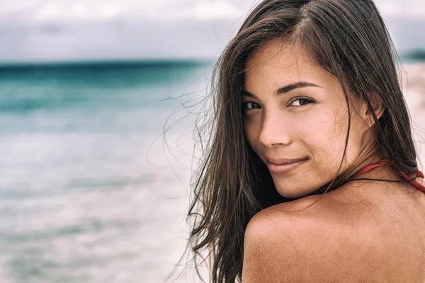 Retrato de mujer asiática sobre fondo oceánico de verano. Cara cuidado de la piel sol bronceado concepto. Estilo de vida playa. —  Fotos de Stock