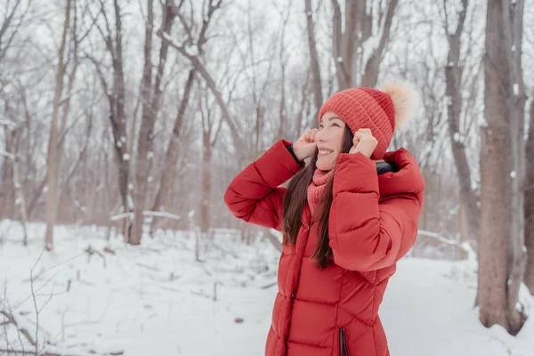 Invierno mujer asiática feliz buscando divertirse en el parque natural al aire libre. Belleza cuidado de la piel seca concepto de la cara, cómo proteger del frío —  Fotos de Stock