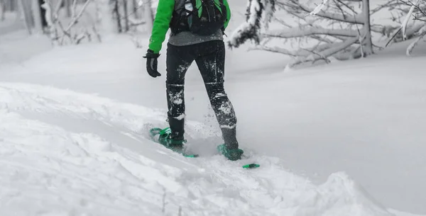 Κοντινό snowshoe της γυναίκας πεζοπόρος snowshoeing στο χιόνι. Χειμερινή υπαίθρια δραστηριότητα, χειμερινά αθλήματα — Φωτογραφία Αρχείου