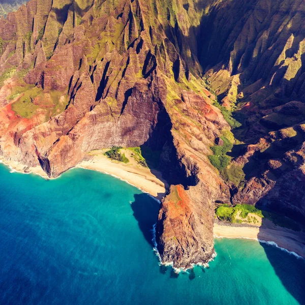 Havaí Na Pali costa em Kaui, Havaí. Vista aérea do arco de Honopu e praia na ilha de Kauai. — Fotografia de Stock