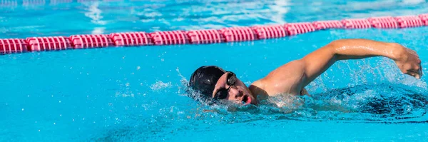 Basen sport sportowiec człowiek pływak baner. Kopiuj przestrzeń tła panorama męskiego dorosłego ćwiczenia w centrum fitness — Zdjęcie stockowe