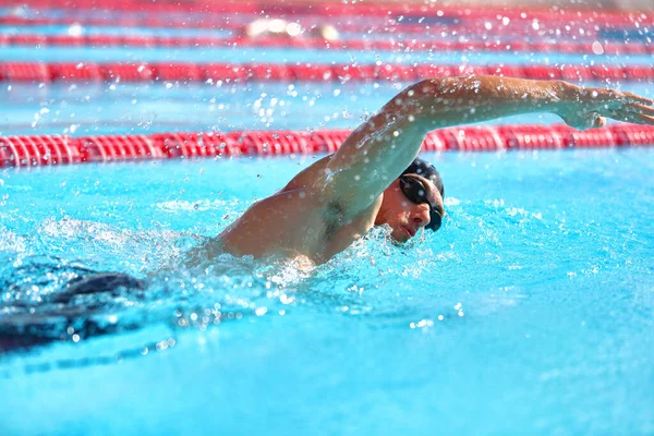 Triathlon fitness atleta homem treinamento cardio natação na piscina exterior no estádio. Homem nadador nadando em água azul. Esporte e exercício de fitness — Fotografia de Stock