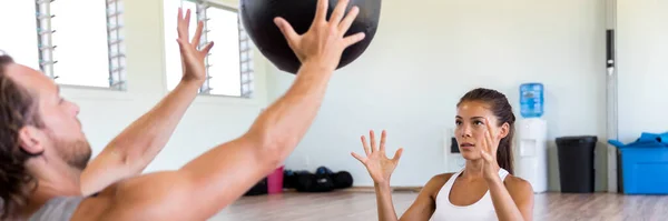 Entrenamiento en pareja en el banner del gimnasio —  Fotos de Stock