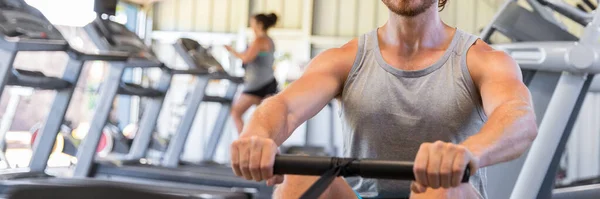 Mann trainiert in Fitnessstudio auf Rudergerät — Stockfoto