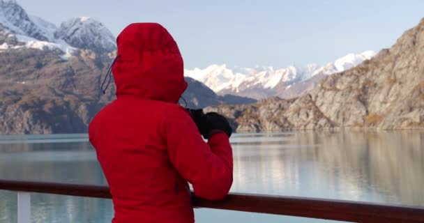 Passageiro do navio de cruzeiro do Alasca olhando para as montanhas do Alasca com binóculos explorando Glacier Bay National Park nos EUA. Mulher em viagem em Passagem Interior apreciando vista em aventura de férias — Vídeo de Stock
