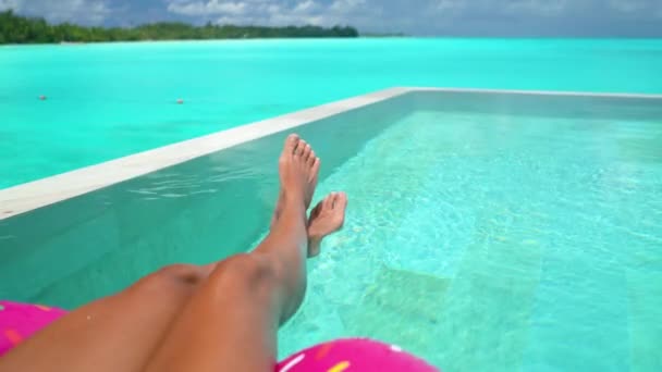 Vacation Travel Concept Video. Donna Rilassarsi in piscina. Gambe — Video Stock