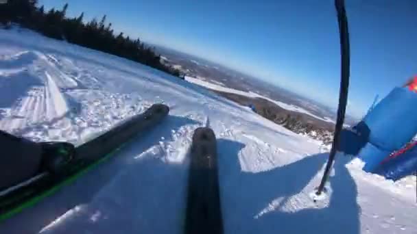 Skiën op sneeuw pistes in de bergen, eerste persoon uitzicht POV. Man gaat bergafwaarts op ski plezier hebben op pistes in Mont Tremblant, Quebec, Canada. Wintersport en outdoor activiteiten video — Stockvideo