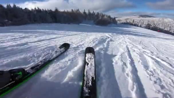 Lyžování. Akční kamera nízký úhel pohledu na lyže lyžaře sjíždějícího z kopce na alpských lyžích na sněhových svazích v horách. Muž sjíždí z kopce na lyžích a baví se na svazích. Zimní sport venkovní aktivity video — Stock video