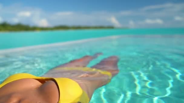 Inconsútil Loop video: Sexy bikini cuerpo mujer relajante nadar en la piscina de lujo — Vídeo de stock
