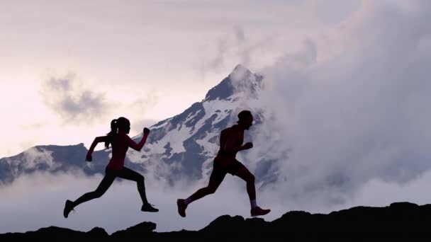 CINEMAGRAPH - płynna pętla. Trail biegacz sportowiec człowiek działa w górach — Wideo stockowe