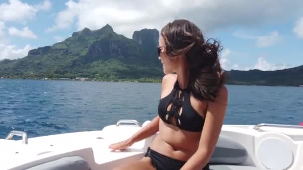Luxury yacht travel woman enjoying ride on on on on high end speed boat summer vacation. Элегантное черное бикини, длинные волосы и загорелое тело. — стоковое видео