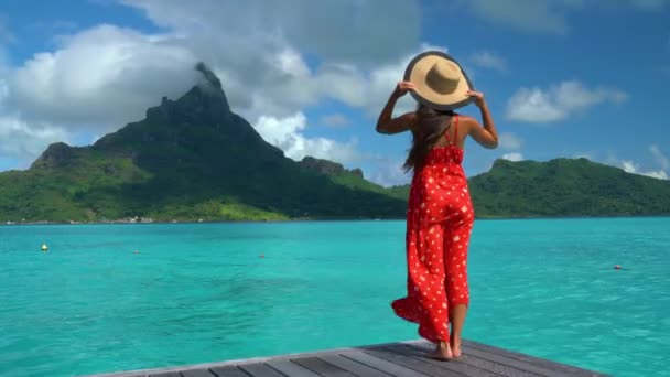 Influencer di viaggio visitando la famosa destinazione di Bora Bora in vacanza — Video Stock