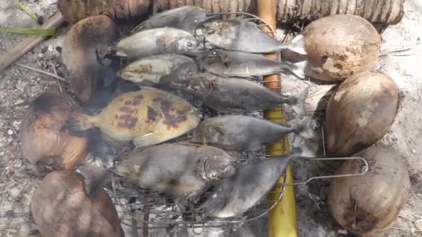 Polinesia pescado barbacoa tradicional Polinesia francesa comida en la playa — Vídeos de Stock