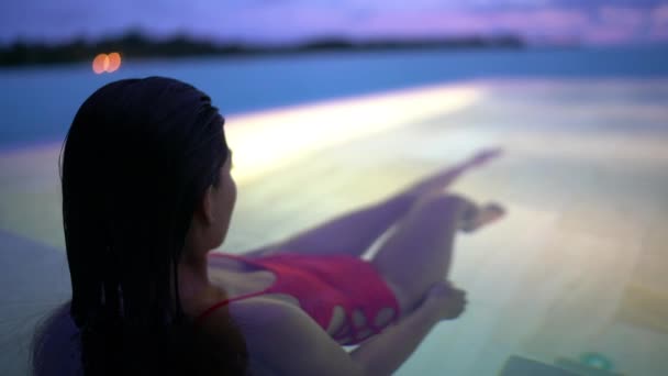 Сексуальные купальники модель женщина загорает лежа на бассейне роскошный курорт отдых — стоковое видео