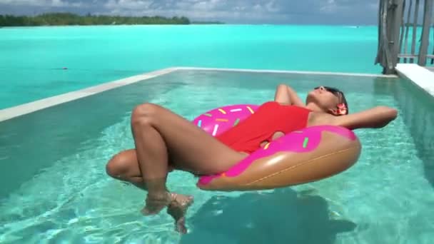Summer swimming pool suntan woman soaking up the sun sunbathing relaxing — Stock Video