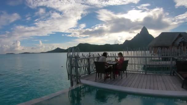 Timelapse de cena romántica en pareja en el hotel resort en el paraíso de vacaciones de viaje — Vídeos de Stock