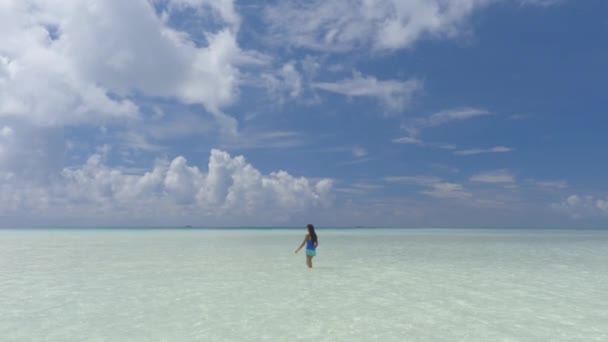 Spiaggia polinesiana - acque turchesi poco profonde nella laguna di barriera corallina Polinesia Francese — Video Stock