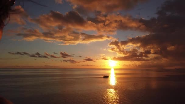 Bateau de croisière passager regarder coucher de soleil sur la mer profiter de vacances de voyage — Video