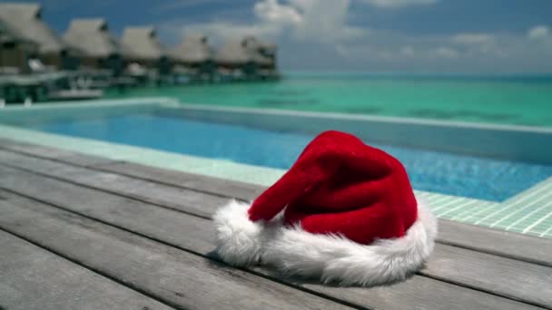 수영장 여행 배경으로 산타 모자와 함께 크리스마스 해변 휴가 — 비디오