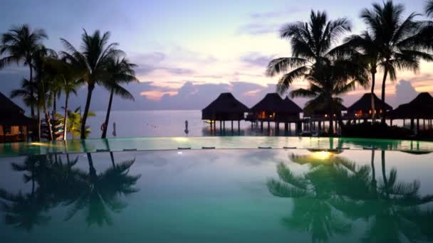 Basen miejsce podróży - plaża, palmy nad wodą bungalow hotel — Wideo stockowe