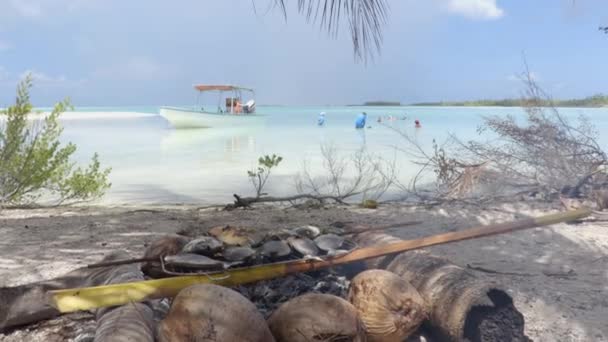 Pesce polinesiano barbecue tradizionale francese Polinesia cibo sulla spiaggia — Video Stock