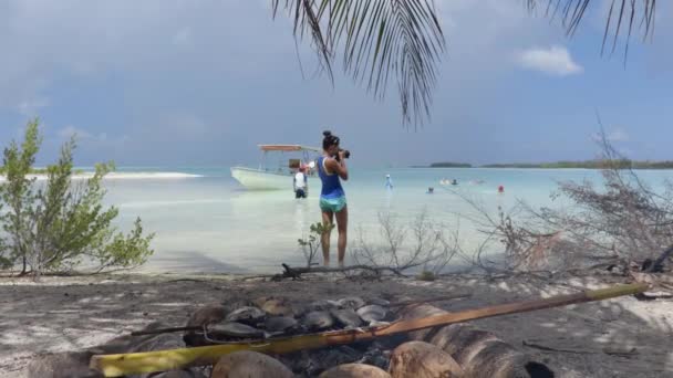 Polynéské ryby grilování tradiční francouzské Polynésie potravin na pláži — Stock video