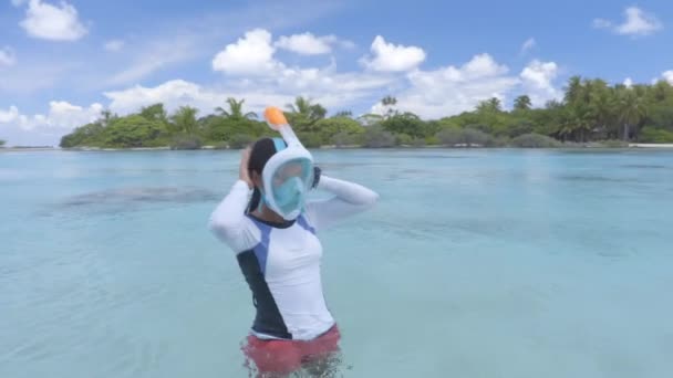 Woman snorkeling in full face snorkel mask. Female snorkel in turquoise sea. — Stock Video