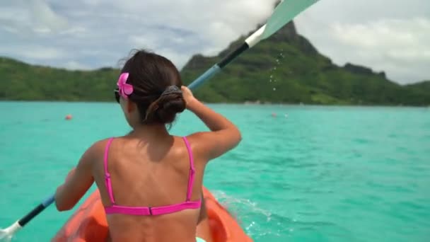 Kajak - Kajakfahrerin auf Kajakreise im tropischen Bora Bora — Stockvideo