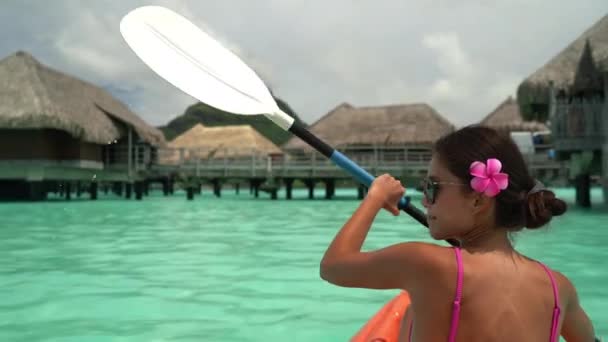 Utazási tevékenység Kayaking nő kajak kaland trópusi Bora Bora — Stock videók