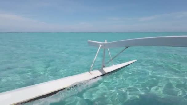 Tahiti 'deki mercan resif lagünündeki Outrigger teknesiyle Fransız Polinezyası' nda seyahat edin. — Stok video