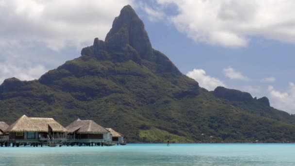 Bora Bora plaża wakacje raj wyspa nad wodą bungalowy hotel resort — Wideo stockowe