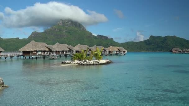 Playa vacaciones paraíso isla bungalows sobre el agua complejo hotelero en Bora Bora — Vídeos de Stock