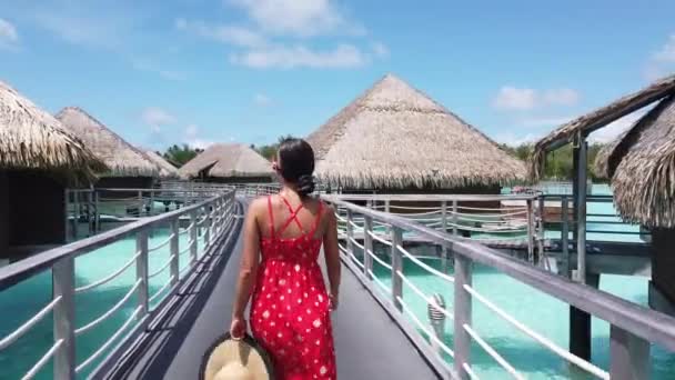 Vacanza Viaggio donna che cammina sul pontone di bungalow sull'acqua resort hotel — Video Stock