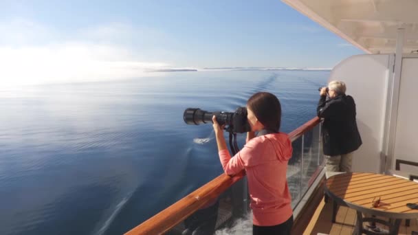 Αλάσκα Glacier Bay Τουρίστες κοιτάζοντας το τοπίο από κρουαζιερόπλοιο καμπίνα μπαλκόνι — Αρχείο Βίντεο